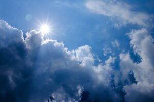 睡眠の質を上げるためにとるべき、朝・昼・夜の行動。  clouds gd52779d34 640